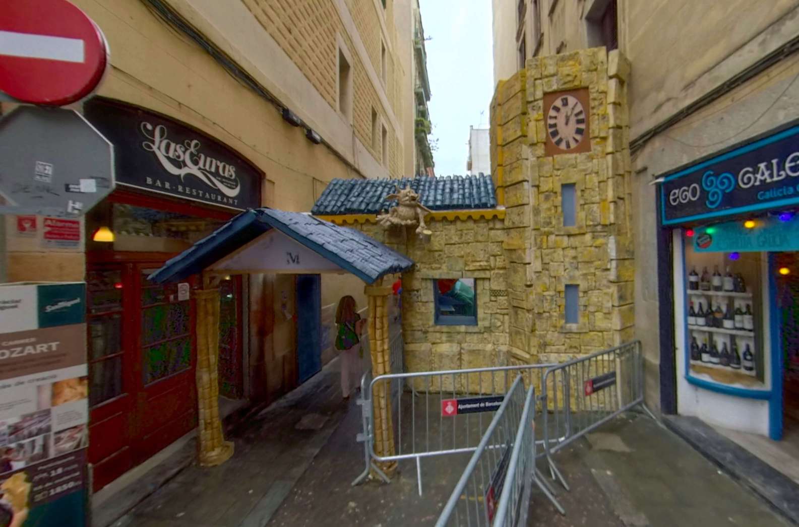 La biblioteca cinc minuts després de la mitjanit